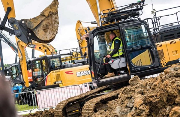 Bowman engineers meeting plant operators at Plantworx Bowman engineers meeting plant operators at Plantworx